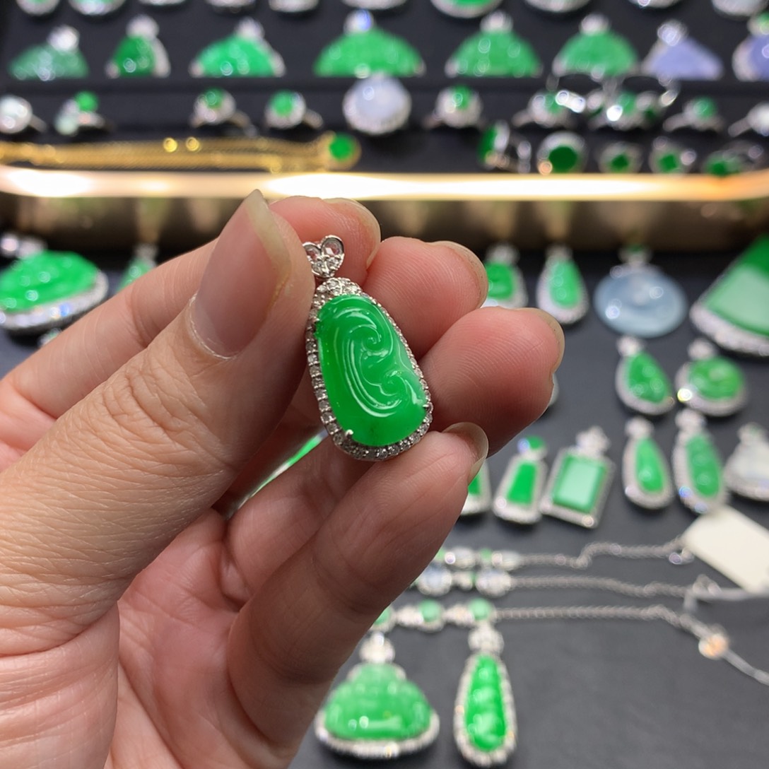 翡翠吊坠(不含链)18K金镶嵌