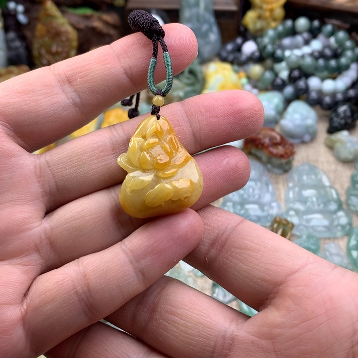 翡翠颈饰未镶嵌满黄荷花