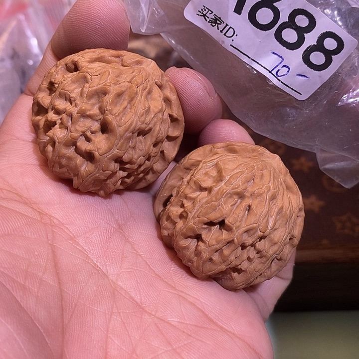 桃核吊坠白狮子38加尺。       