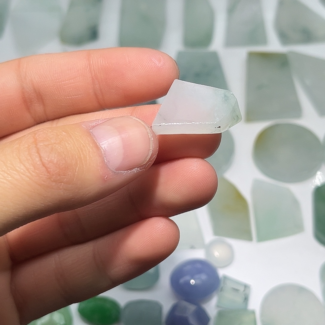 翡翠未镶嵌颈饰7543