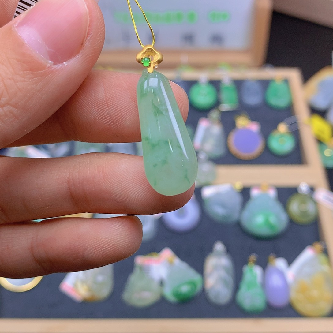 翡翠颈饰18K金镶嵌翡翠