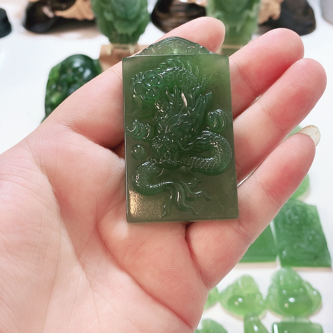 海***面蛇纹石玉未镶嵌颈饰