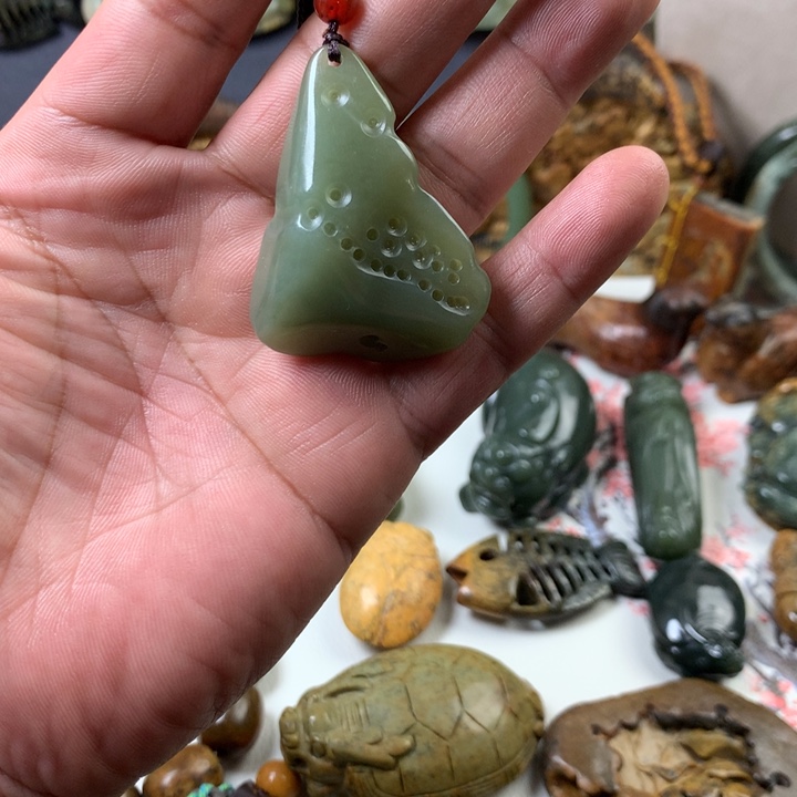 透闪石质玉挂件未镶嵌