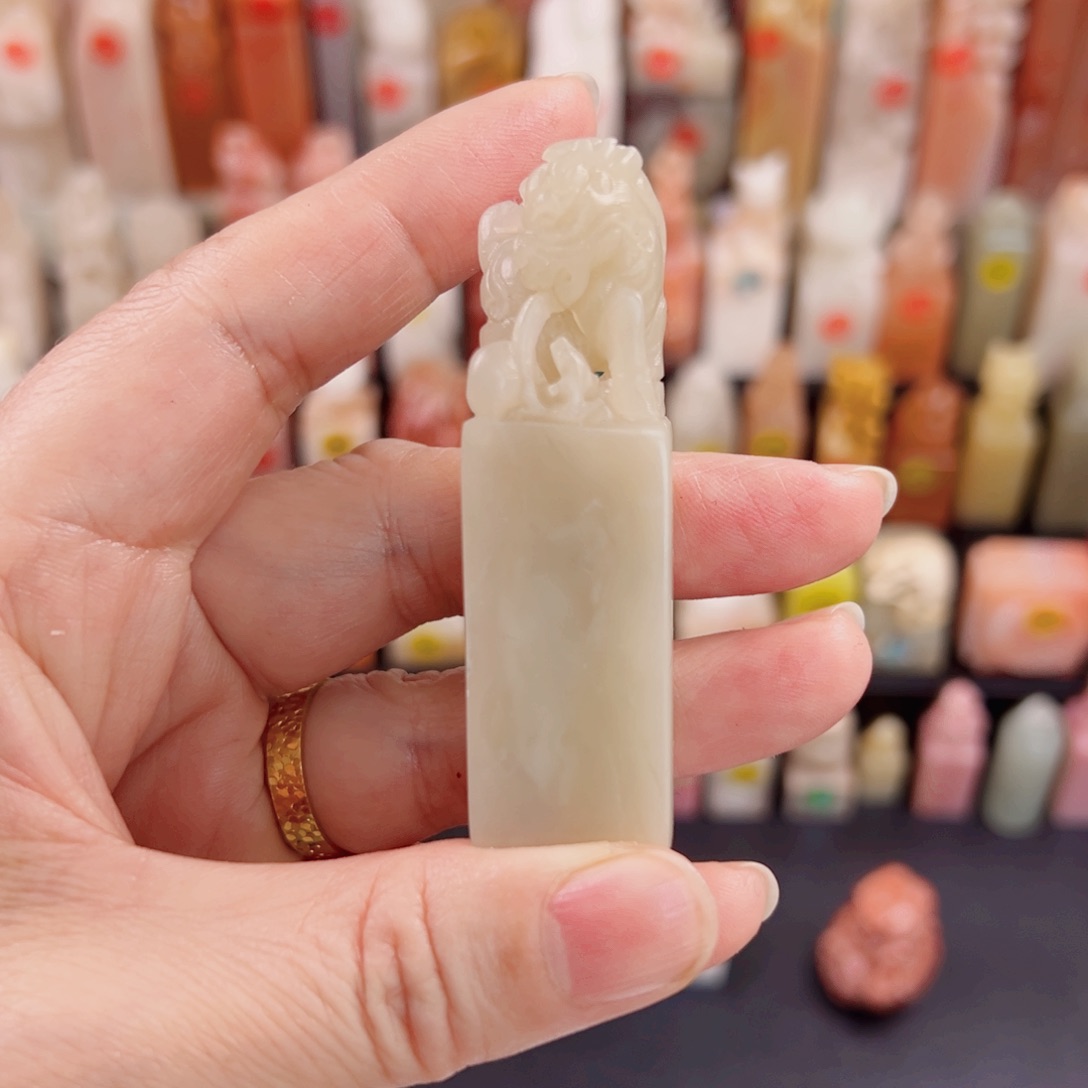 寿山石印石金*座1.9包刻4字