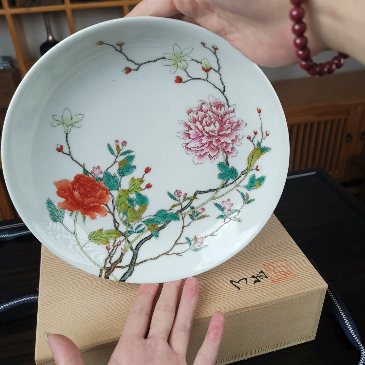 一件画工细致的瓷盘