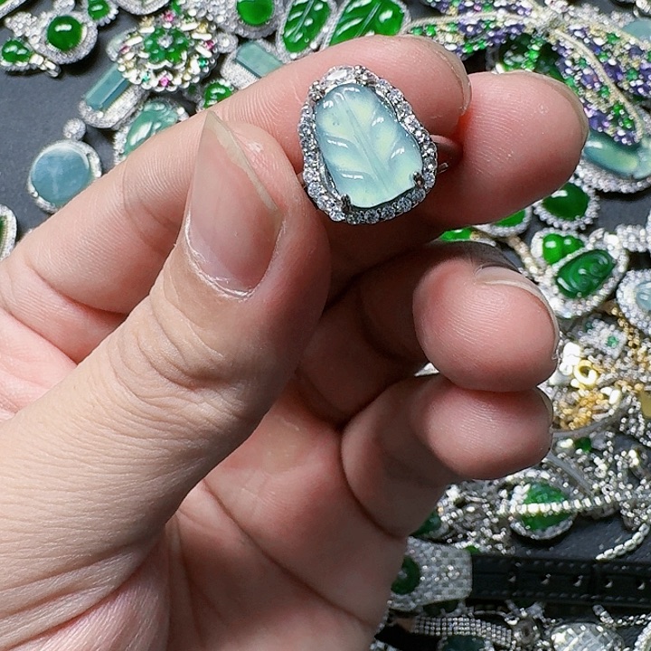 翡翠颈饰未镶嵌天然A货翡翠放漏