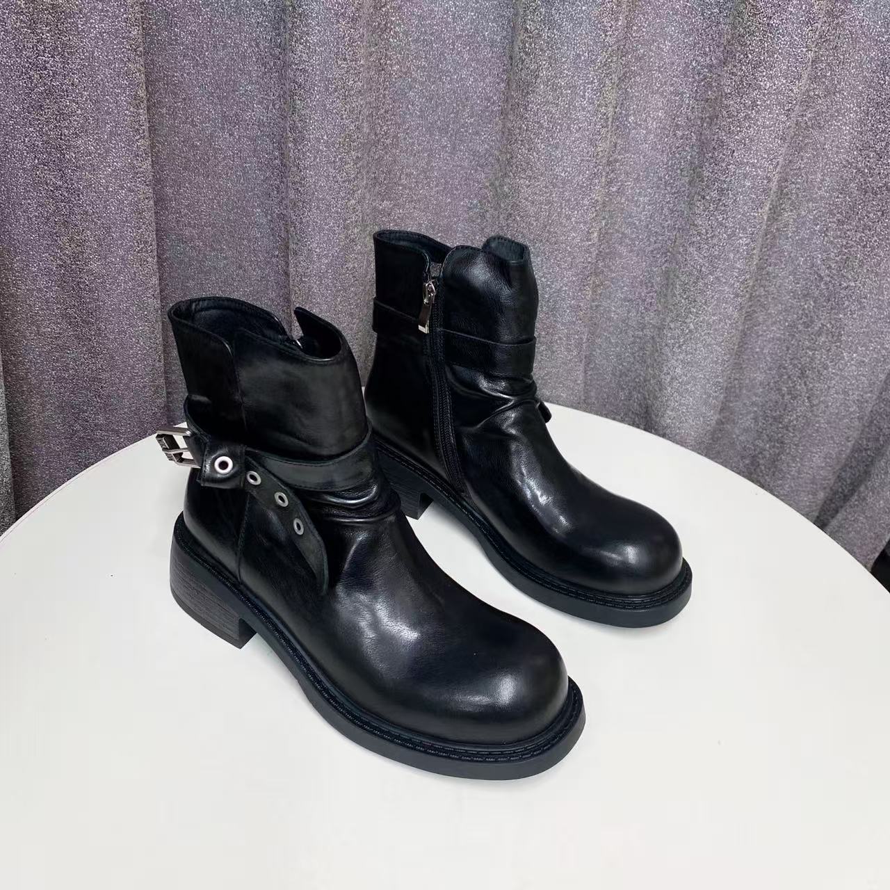 C9585   黑色 秋冬时尚圆头女中筒靴复古侧拉链 马丁靴