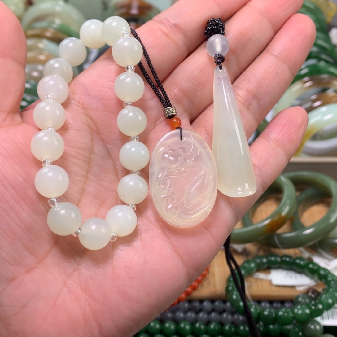 岫玉未镶嵌颈饰吊坠