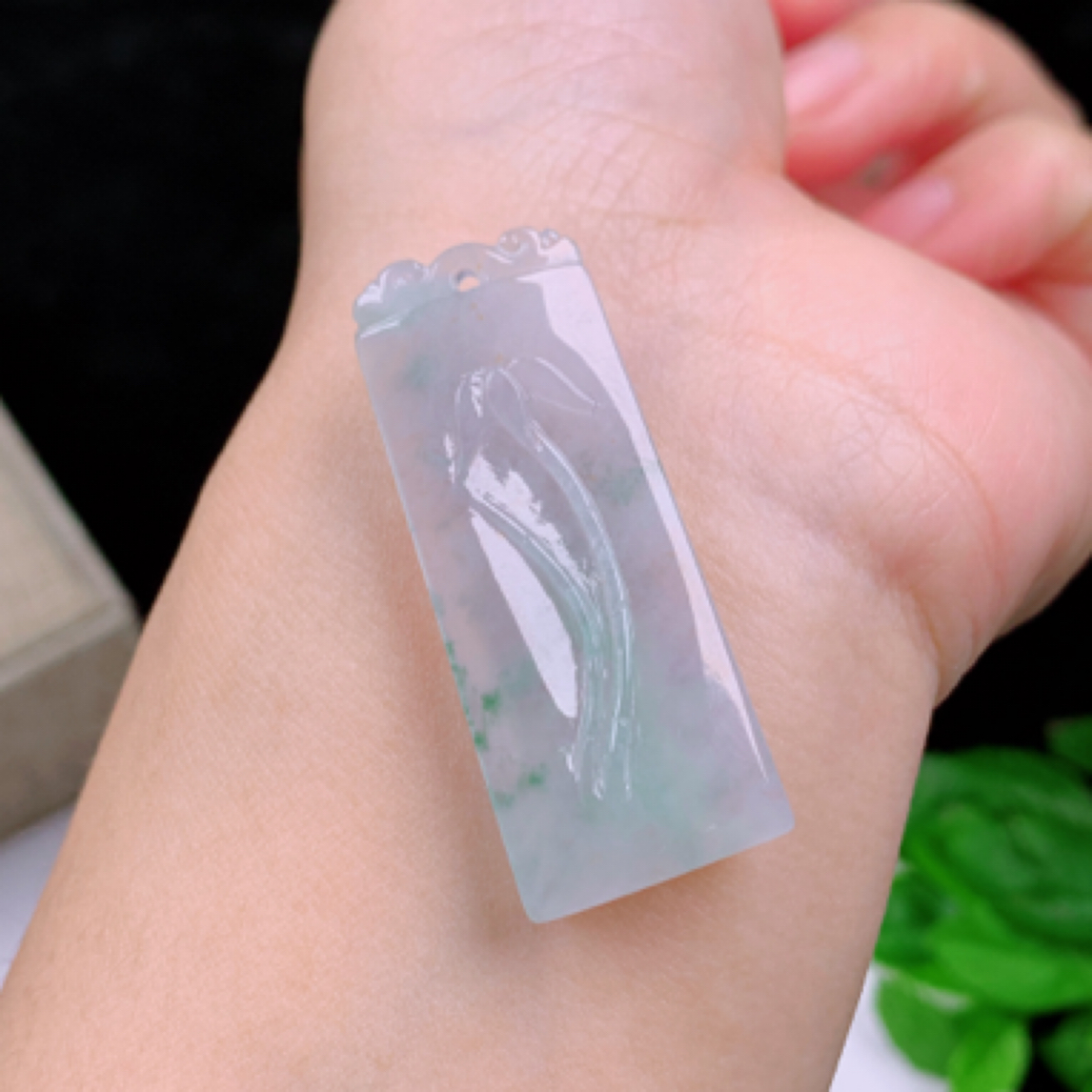 天然翡翠A货送冰润细腻飘花兰花素面牌玉坠吊坠