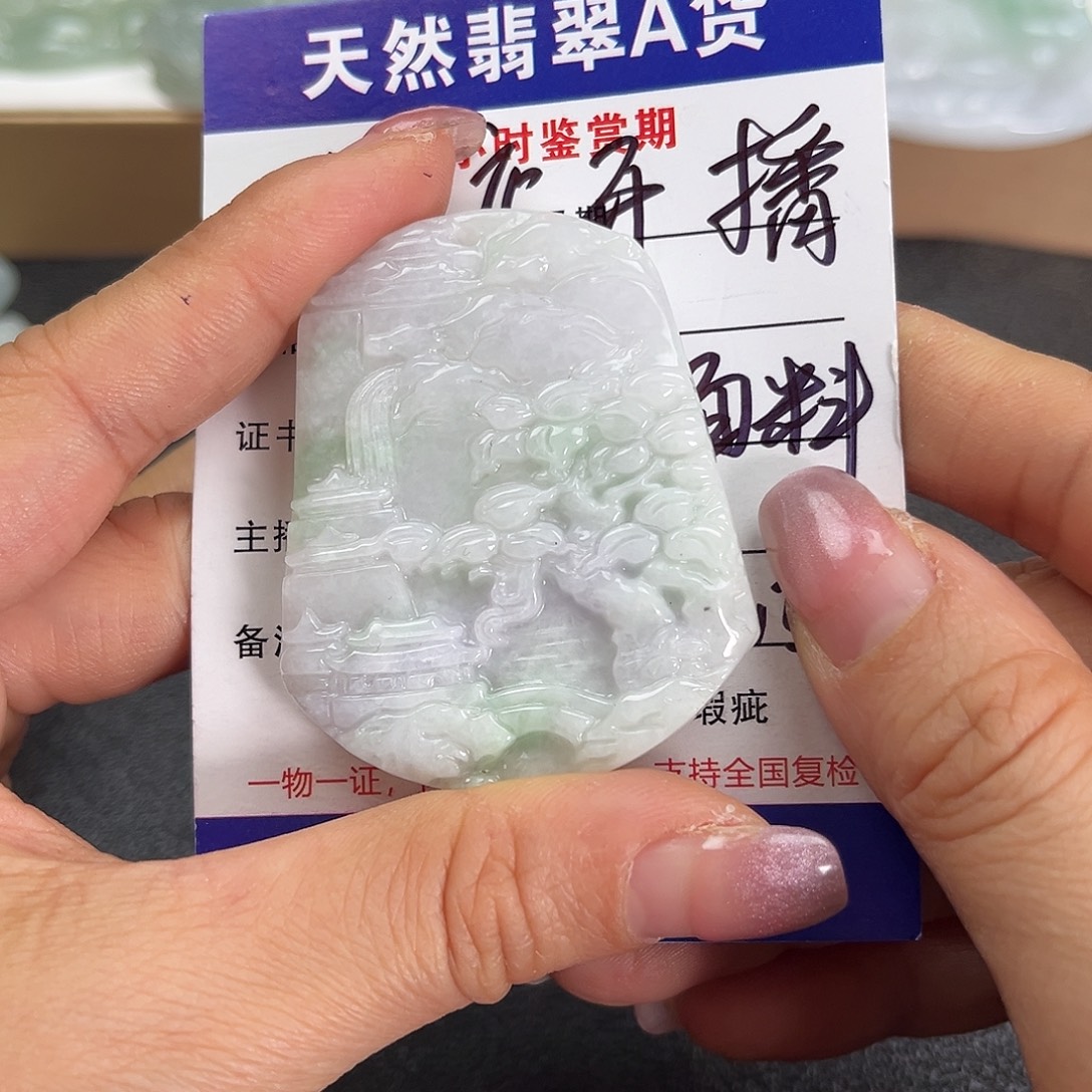 翡翠未镶嵌颈饰     