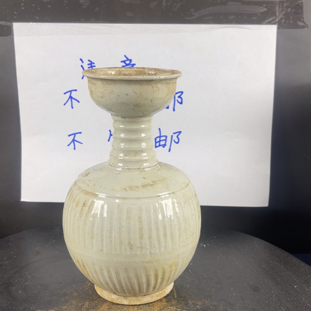 罐漂亮的小瓷器和