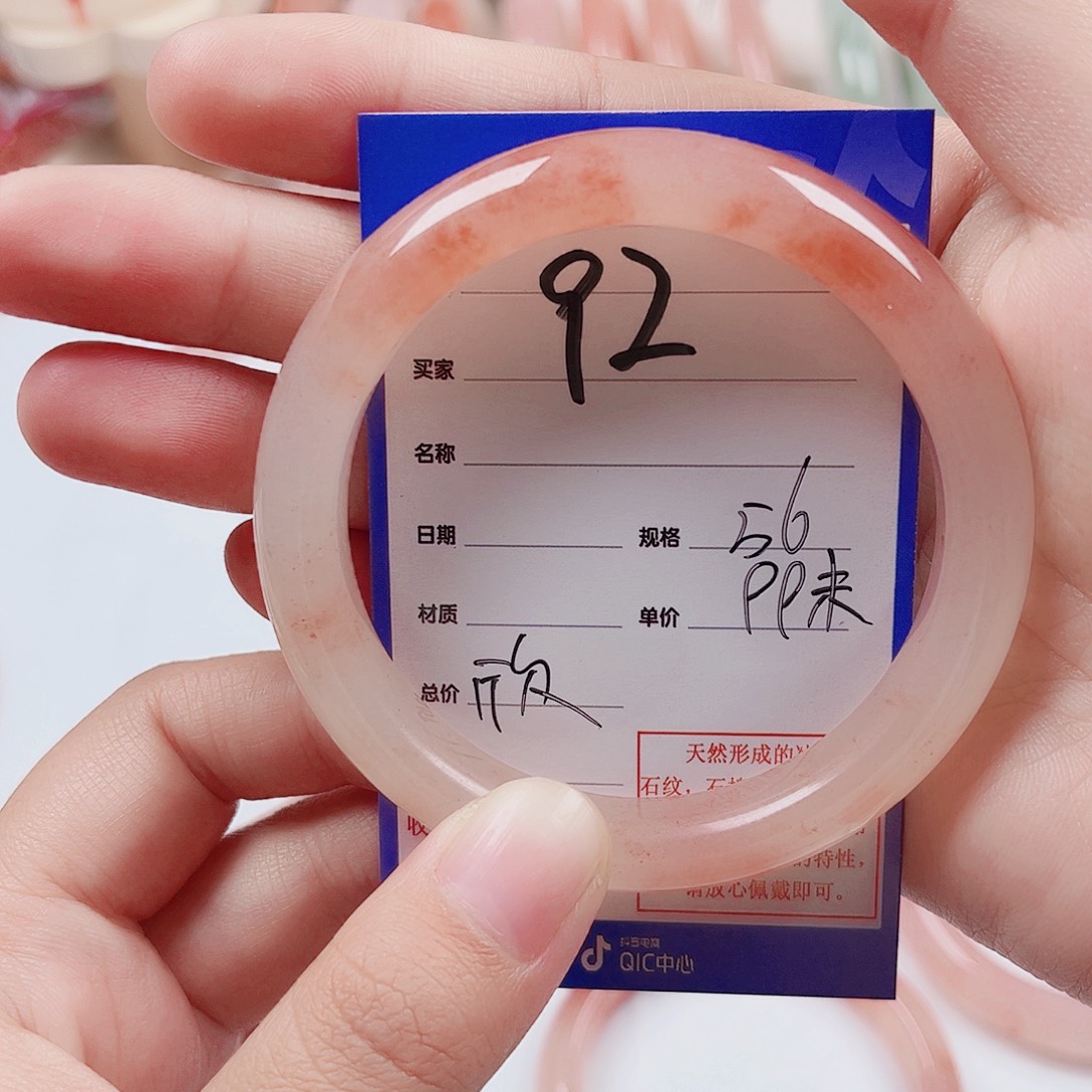 欣***石英质玉未镶嵌手镯