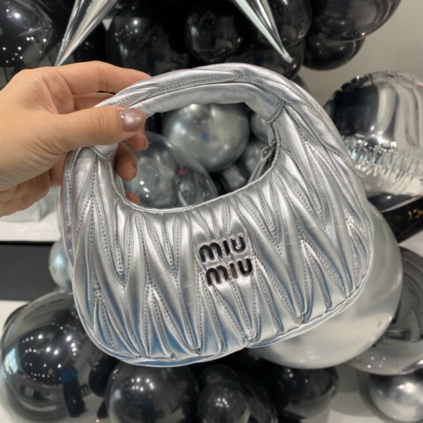 全新未使用 MIU MIU/缪缪 迷你银色hobo手提单肩斜挎包