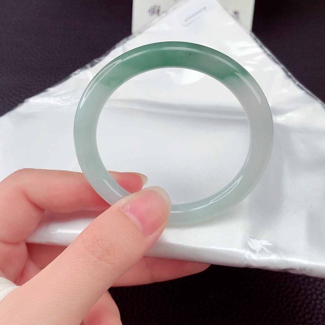 翡翠手镯未镶嵌翡翠