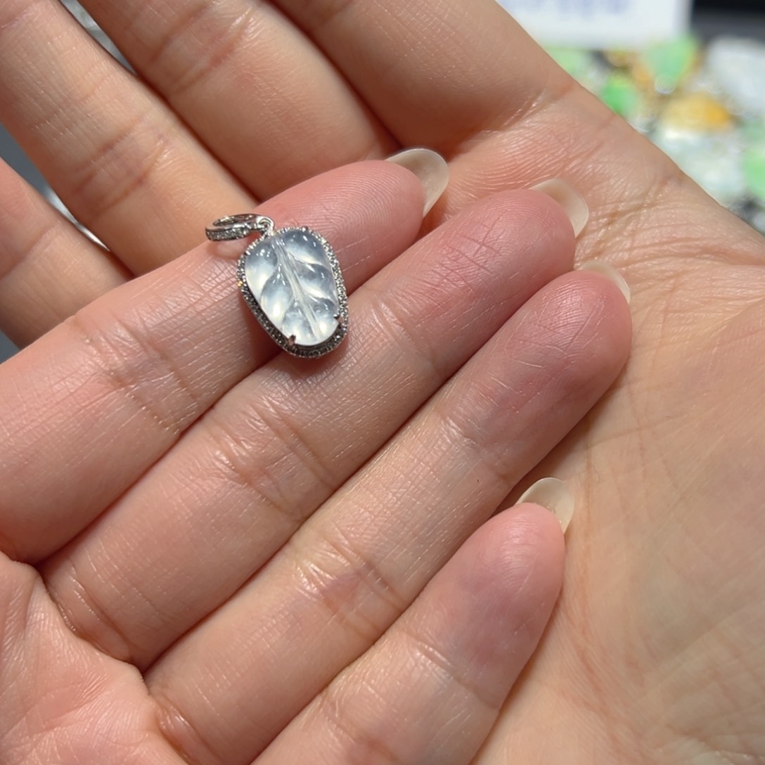 翡翠颈饰18K金镶嵌可****冰吊坠