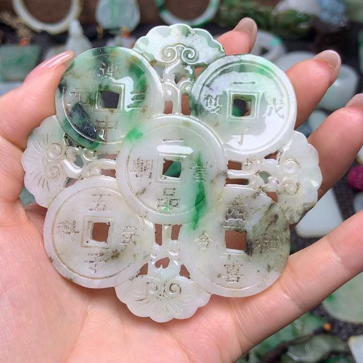 翡翠挂件未镶嵌……