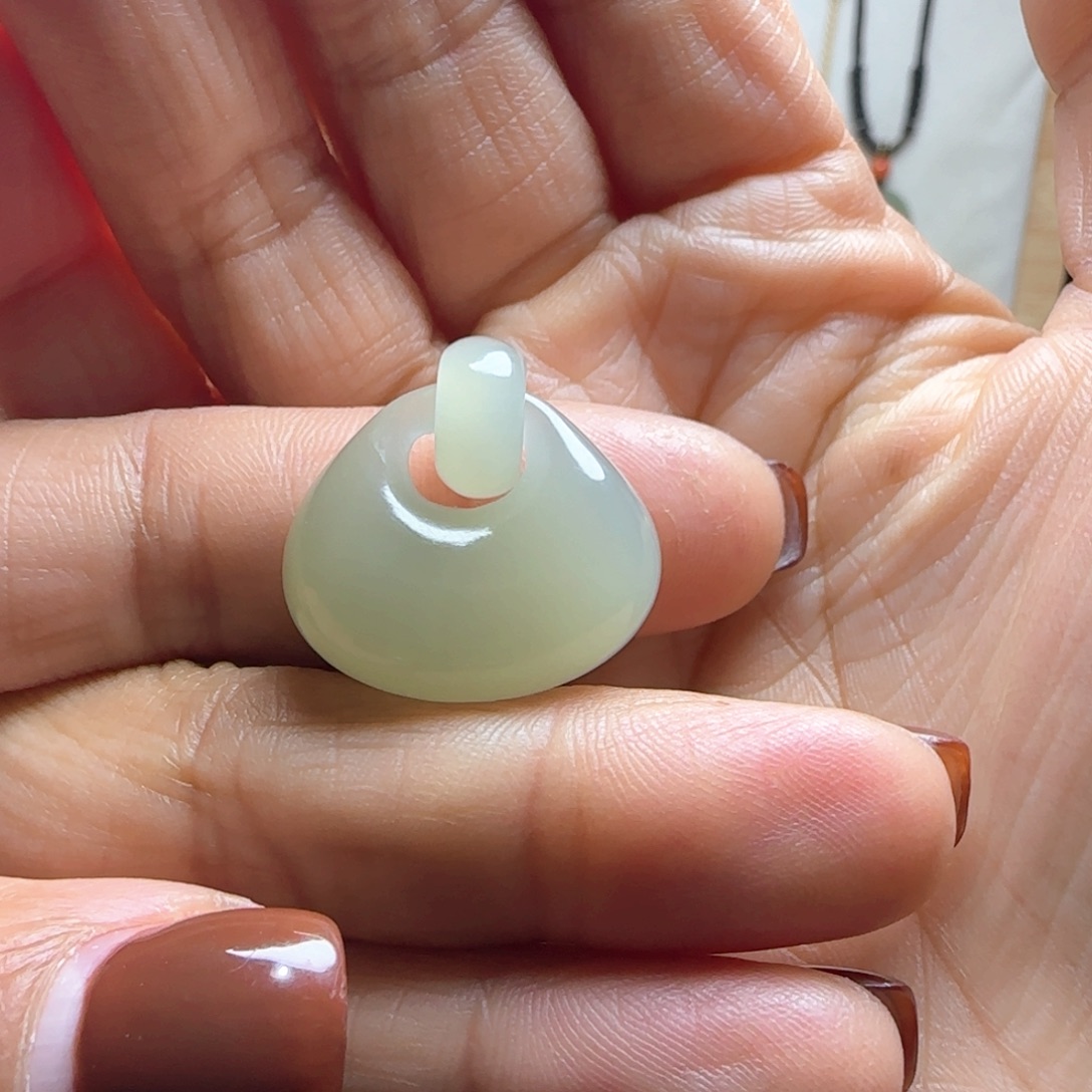 芳***芳和田玉未镶嵌颈饰