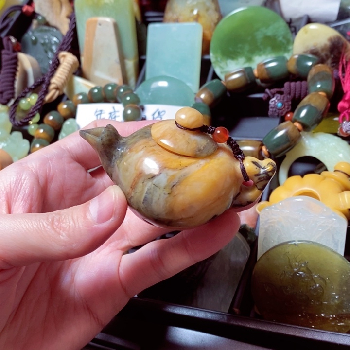 蛇纹石玉颈饰未镶嵌