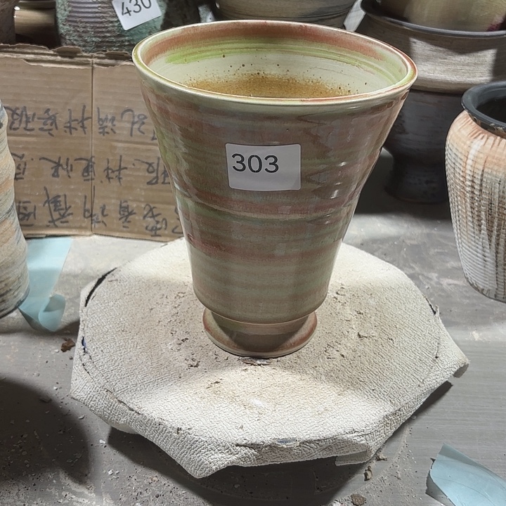 陶摆件高19，内口15，有孔,303