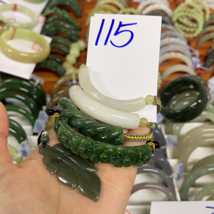 和田玉未镶嵌手镯