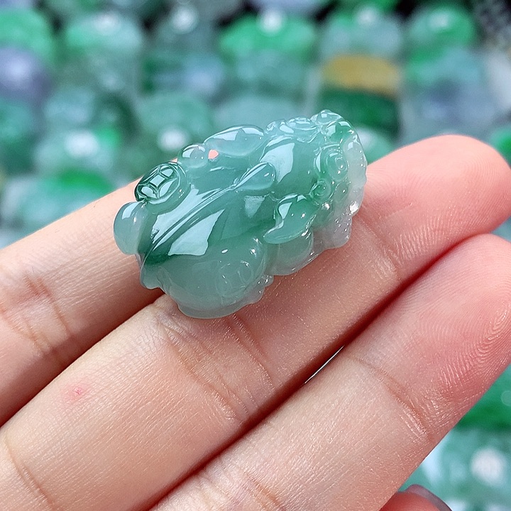 颈饰未镶嵌翡翠对**歌翡翠