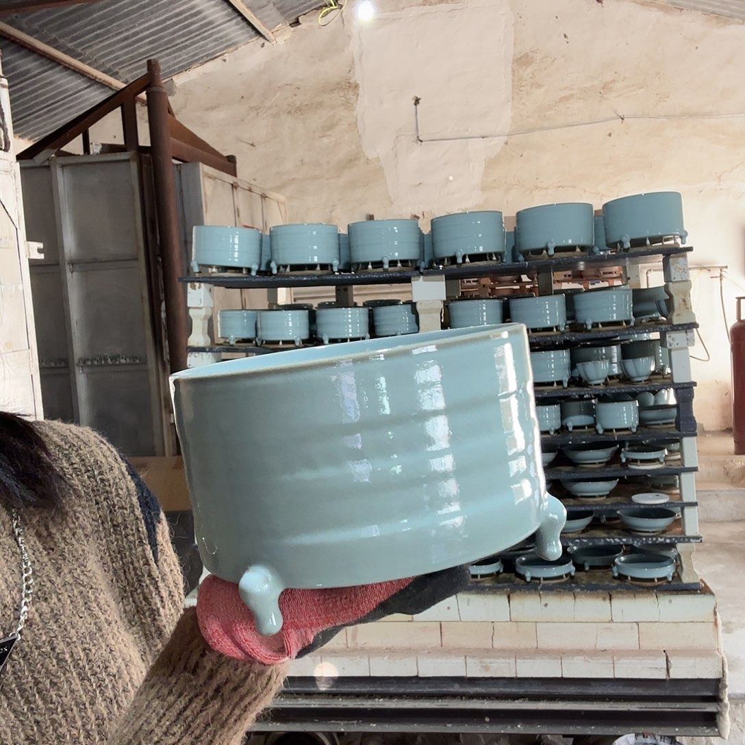 天青釉大号18口径三足尊有黑点或倒钉