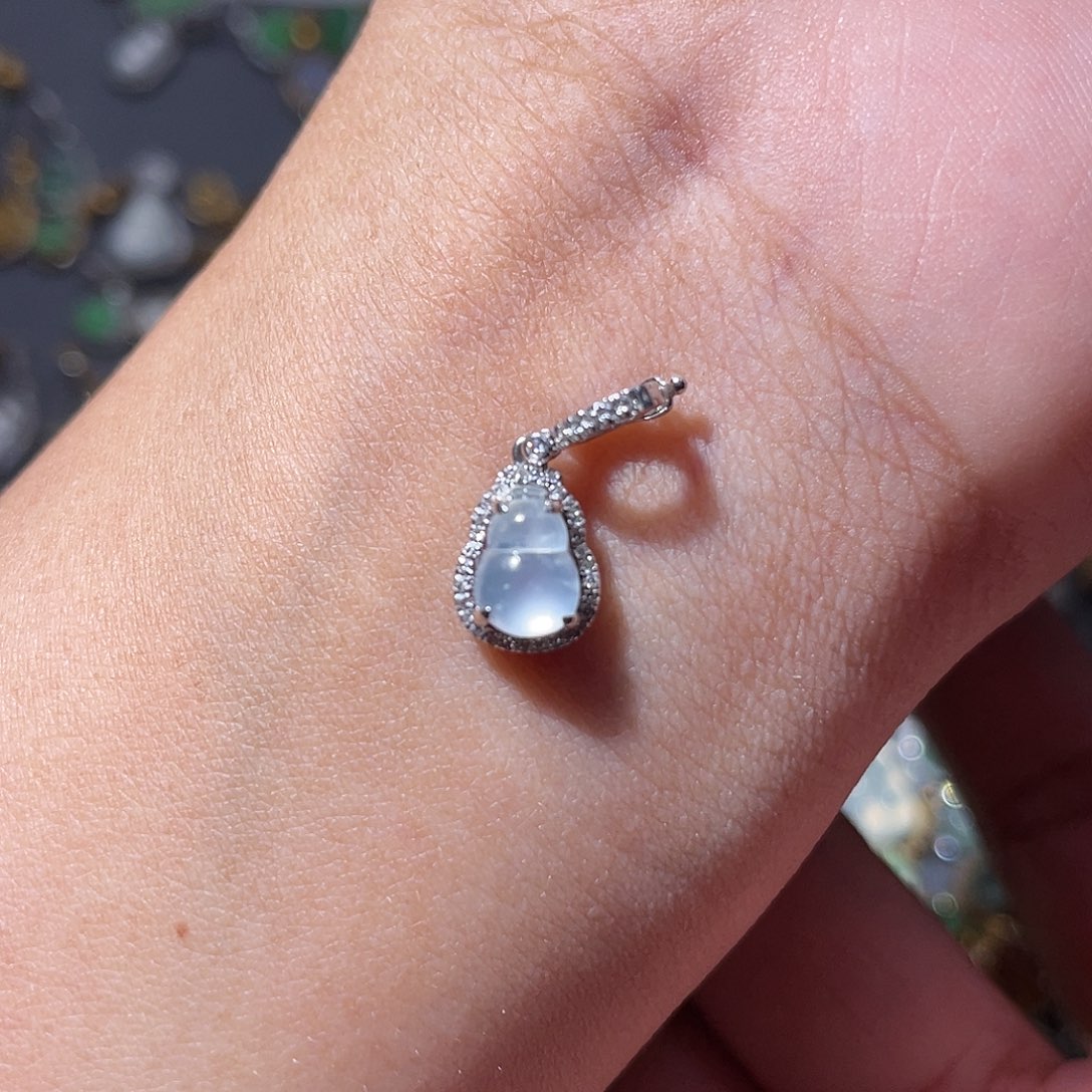 吊坠(不含链)18K金镶嵌翡翠无****丽