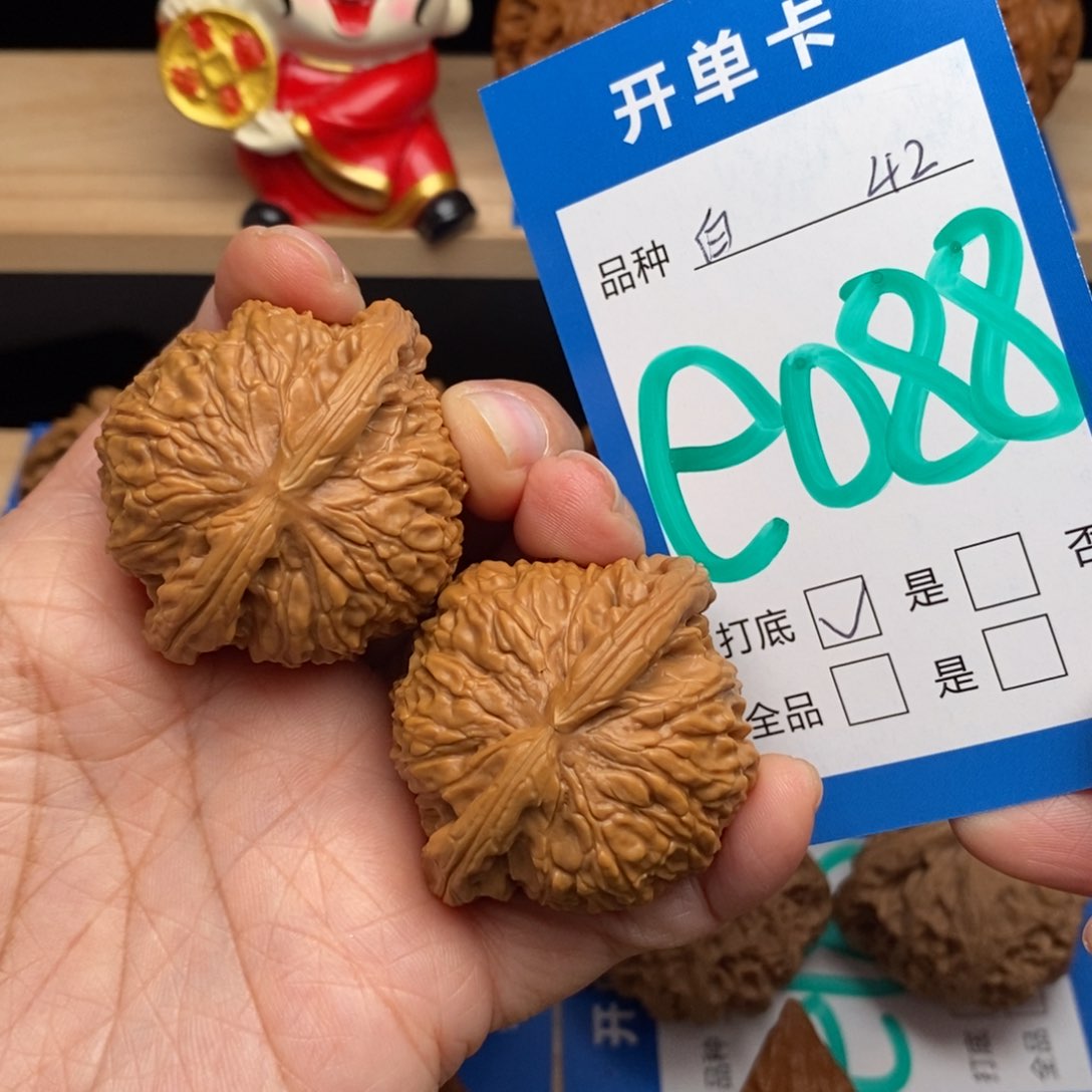 文玩核桃吊坠孤*白狮子核桃