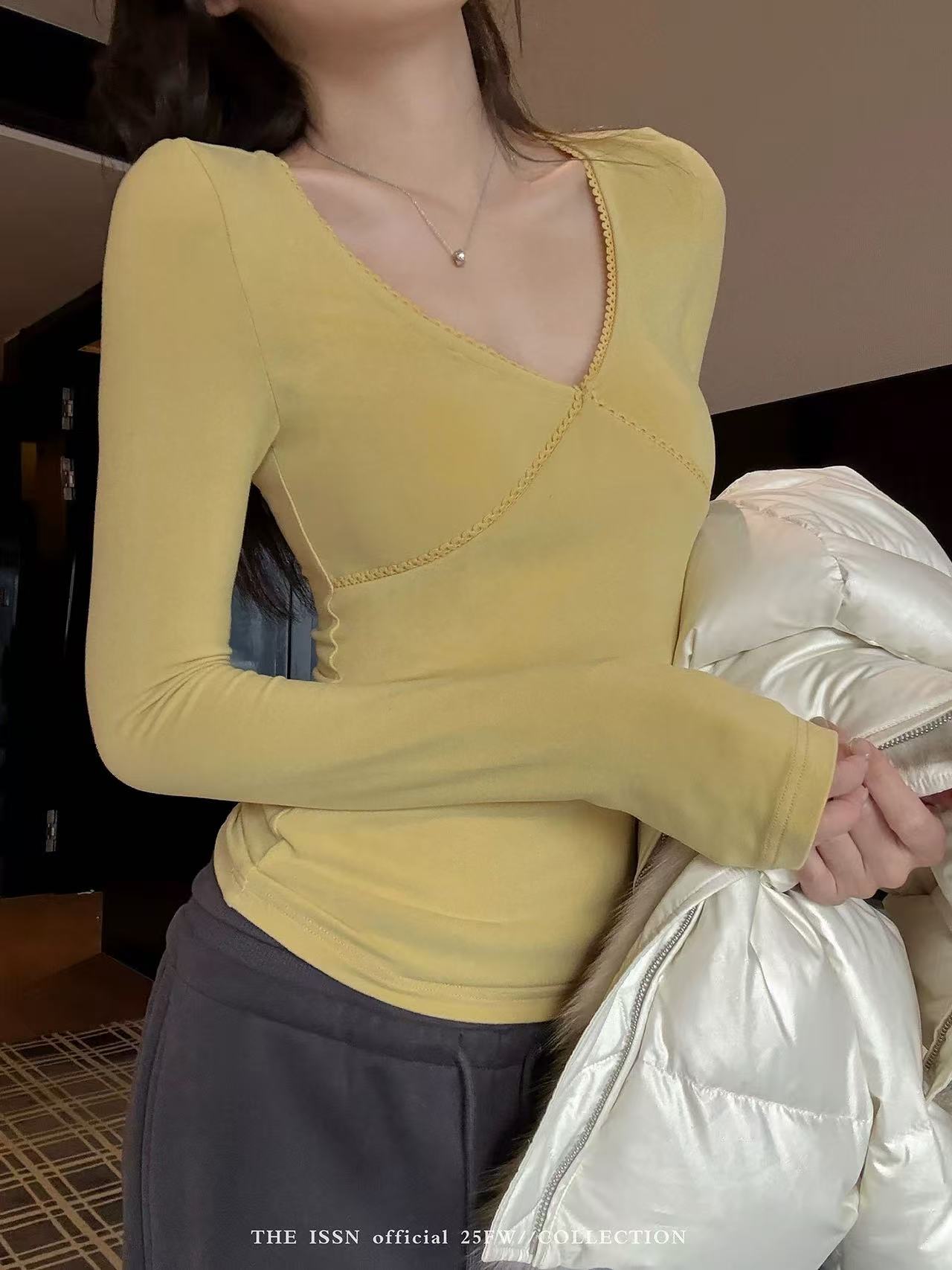 【米妮】“秋冬调味剂”设计感织带边V领毛感打底上衣