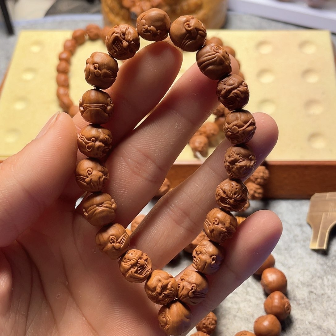 龙纹桃核雕刻恶僧