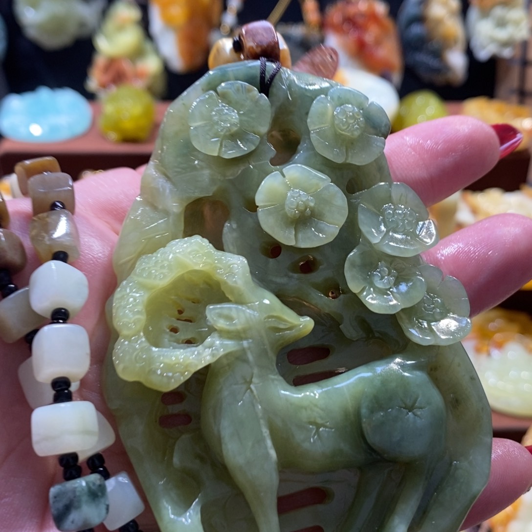 蛇纹石玉颈饰未镶嵌