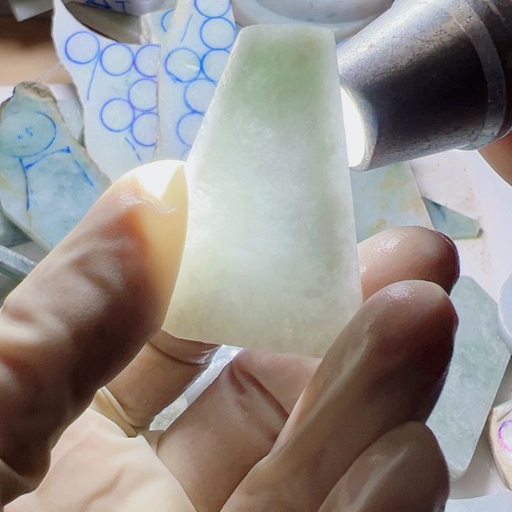 翡翠颈饰未镶嵌翡翠片料