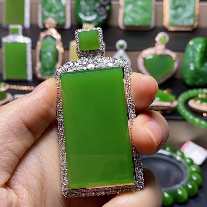 颈饰18K金镶嵌和田玉（糖玉）小*儿