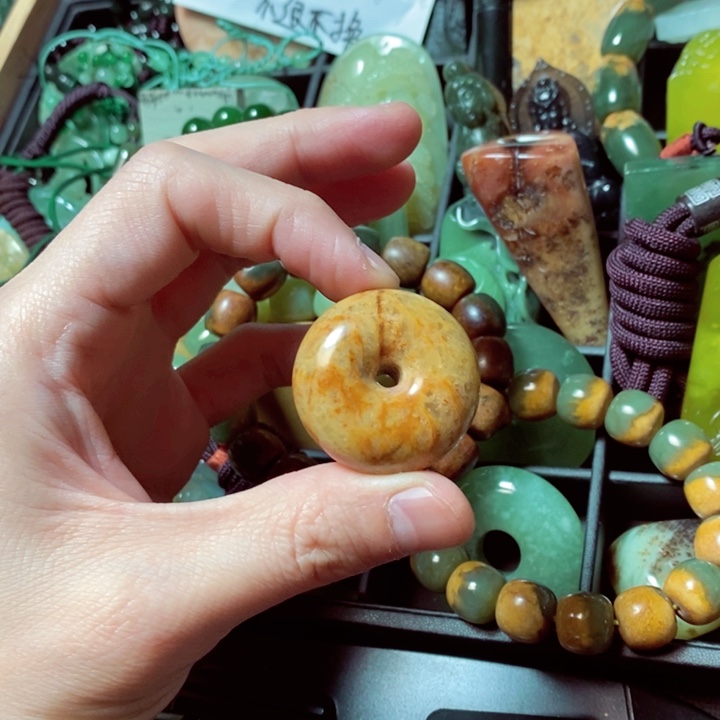 蛇纹石玉颈饰未镶嵌