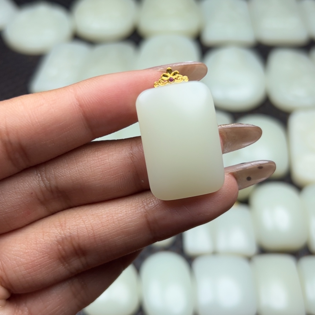 和田玉吊坠18K金镶嵌