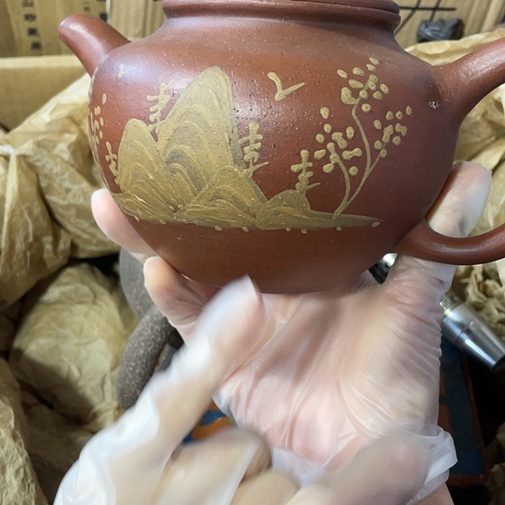 龙***说茶壶紫砂原矿泥料，纯手工制作的一把紫砂壶。