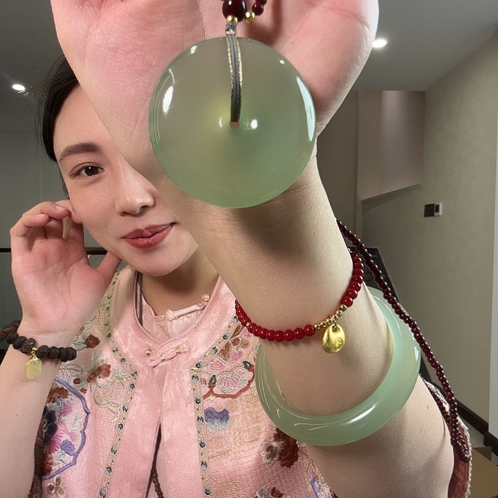 ****辛蛇纹石玉未镶嵌颈饰