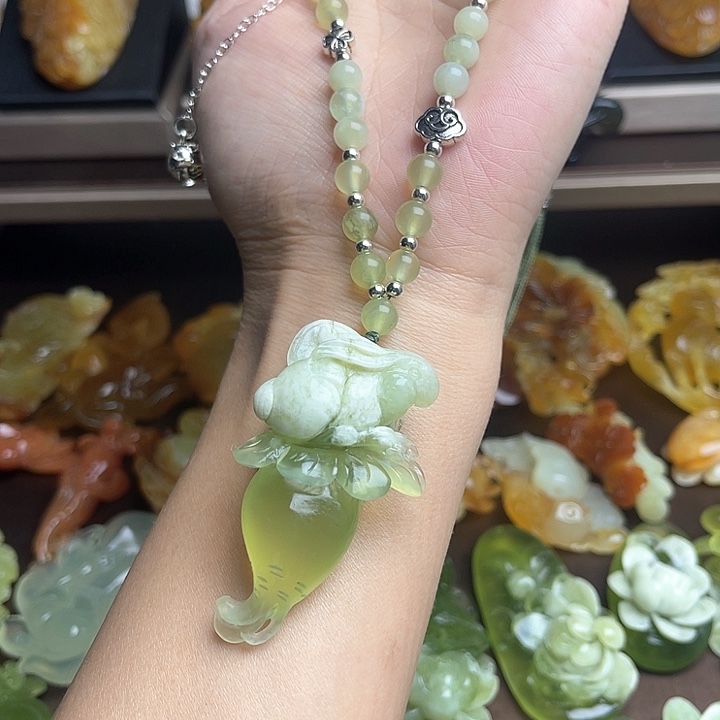 蛇纹石玉颈饰未镶嵌