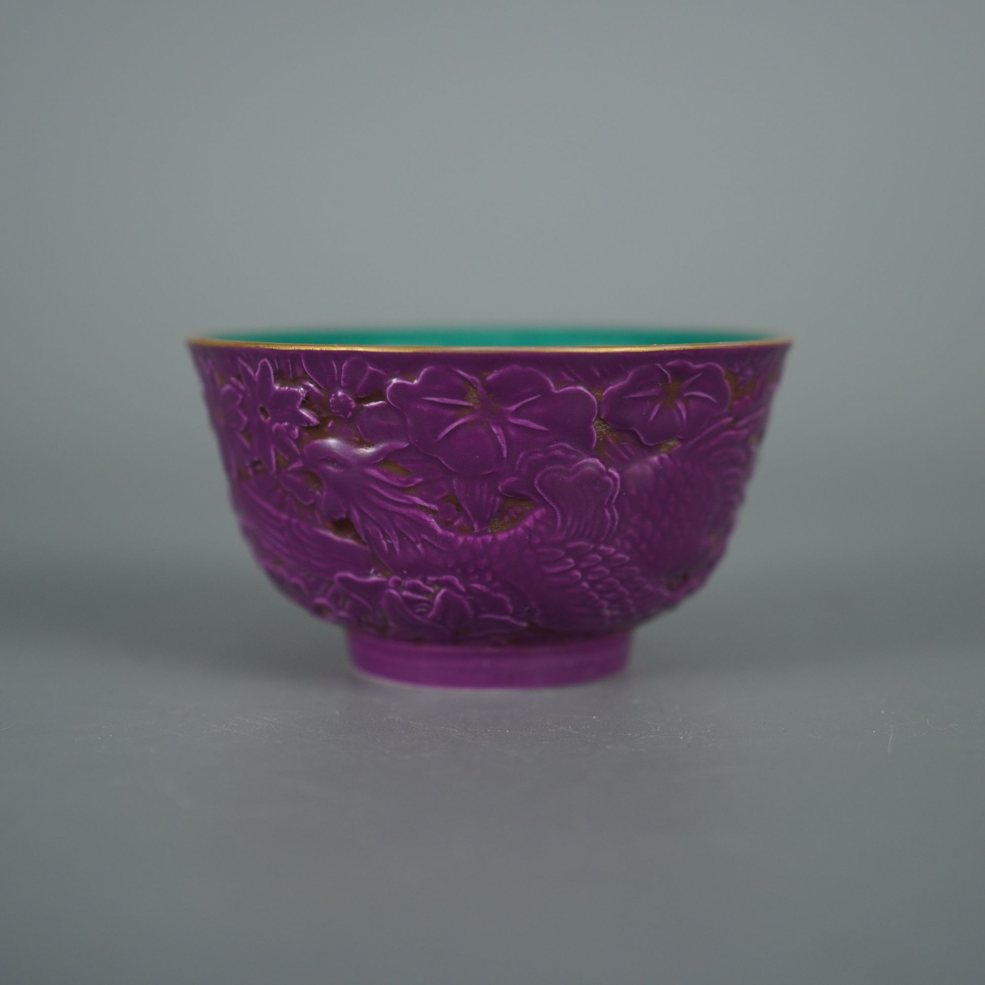 11422清雍正茄皮紫釉剔刻凤穿花纹杯【古玩古董明清瓷器】