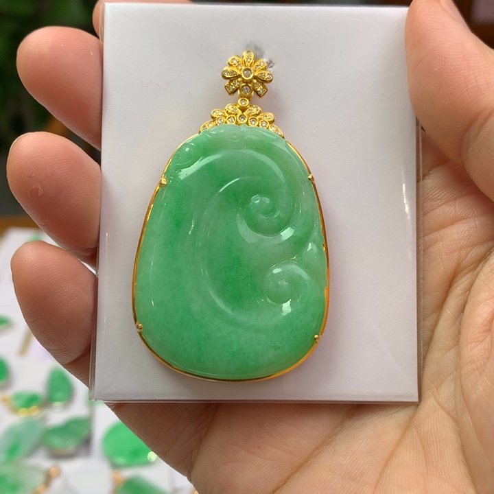 翡翠颈饰18K金镶嵌翡翠吊坠