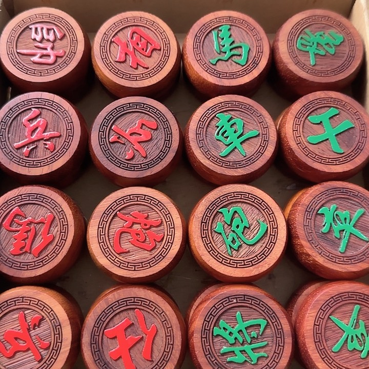 木5.8红花梨 阳雕红绿，纸盒装