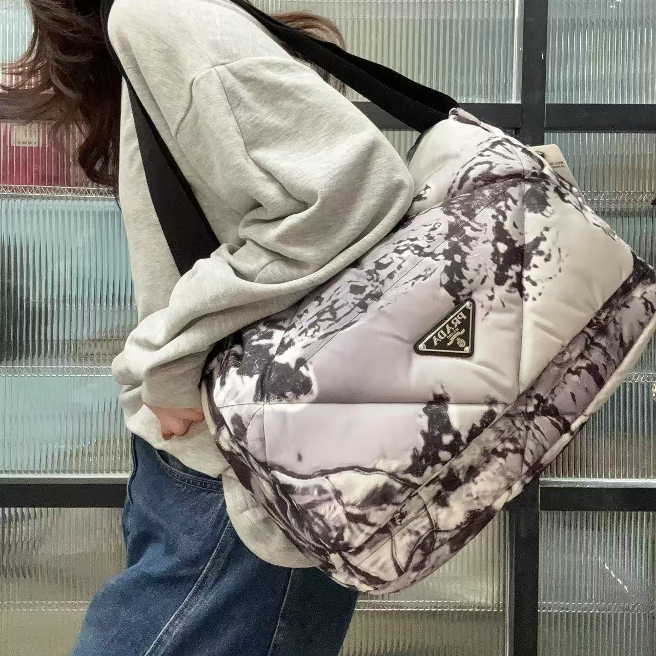 95新 Prada/普拉达 【蕾】99 0264 羽绒涂鸦邮差包