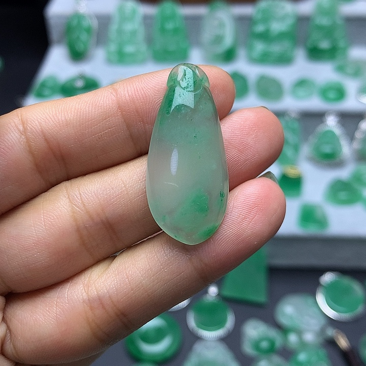 石英质玉（非洲翠）未镶嵌颈饰