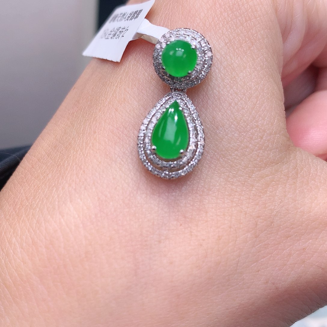 颈饰18K金镶嵌翡翠色冰阳绿吊坠