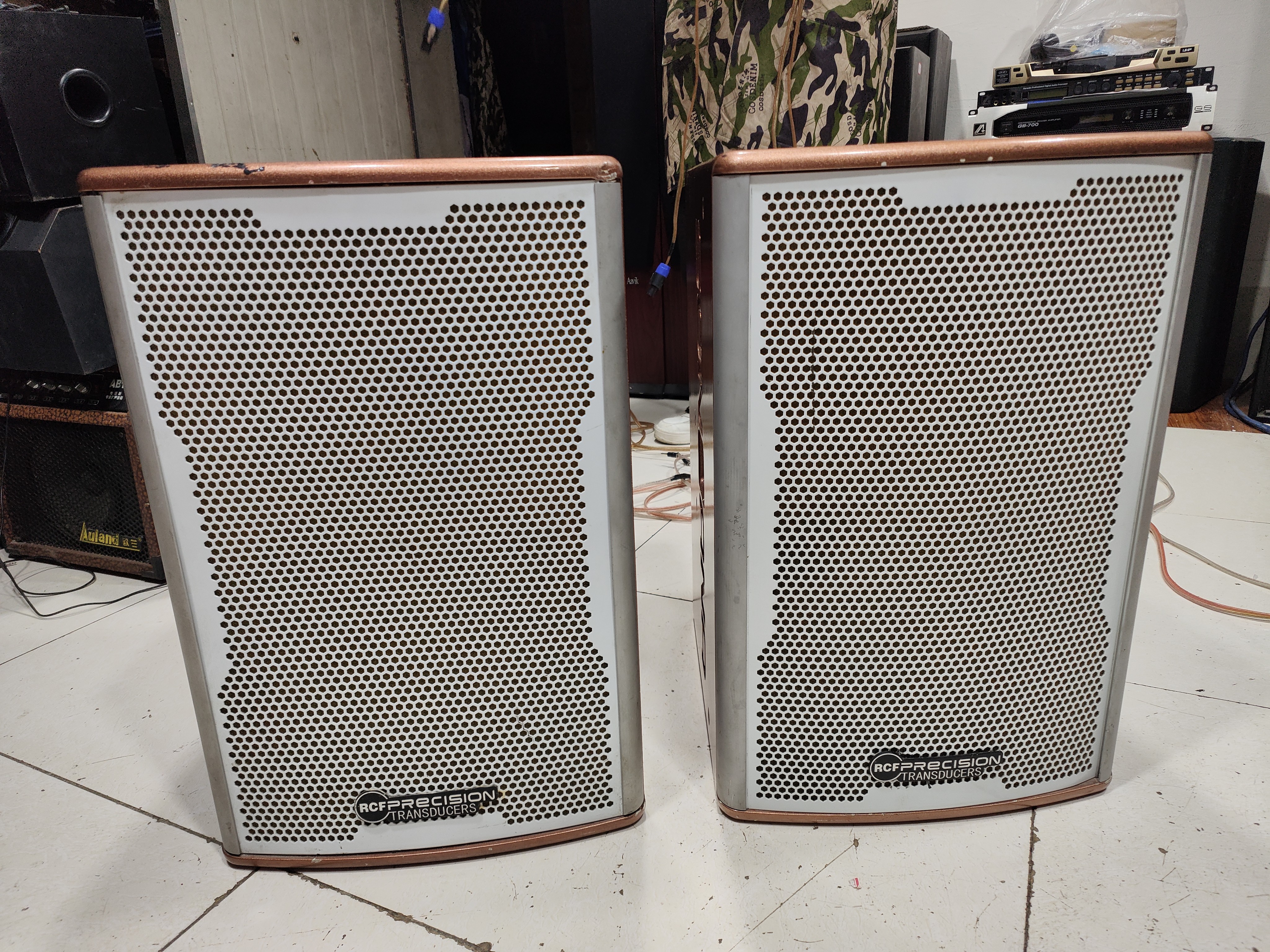 8新  二手 RCF十二寸专业箱一对，成色如图（出声，不带线材）