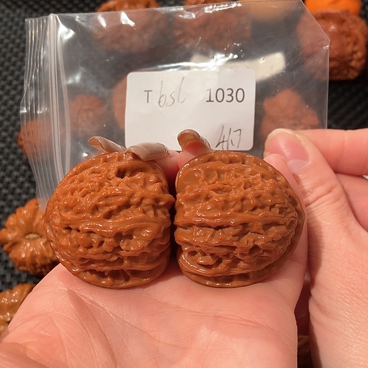 文玩核桃吊坠白狮子41.7