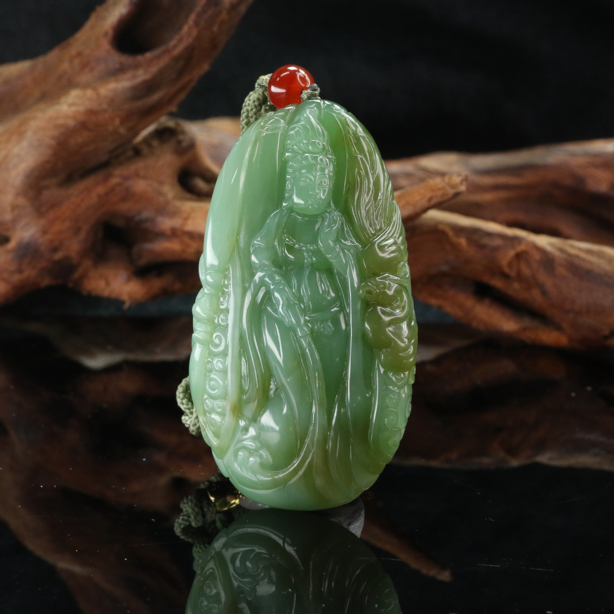 19和田玉俄七站桩观音/101399北京中保拍卖