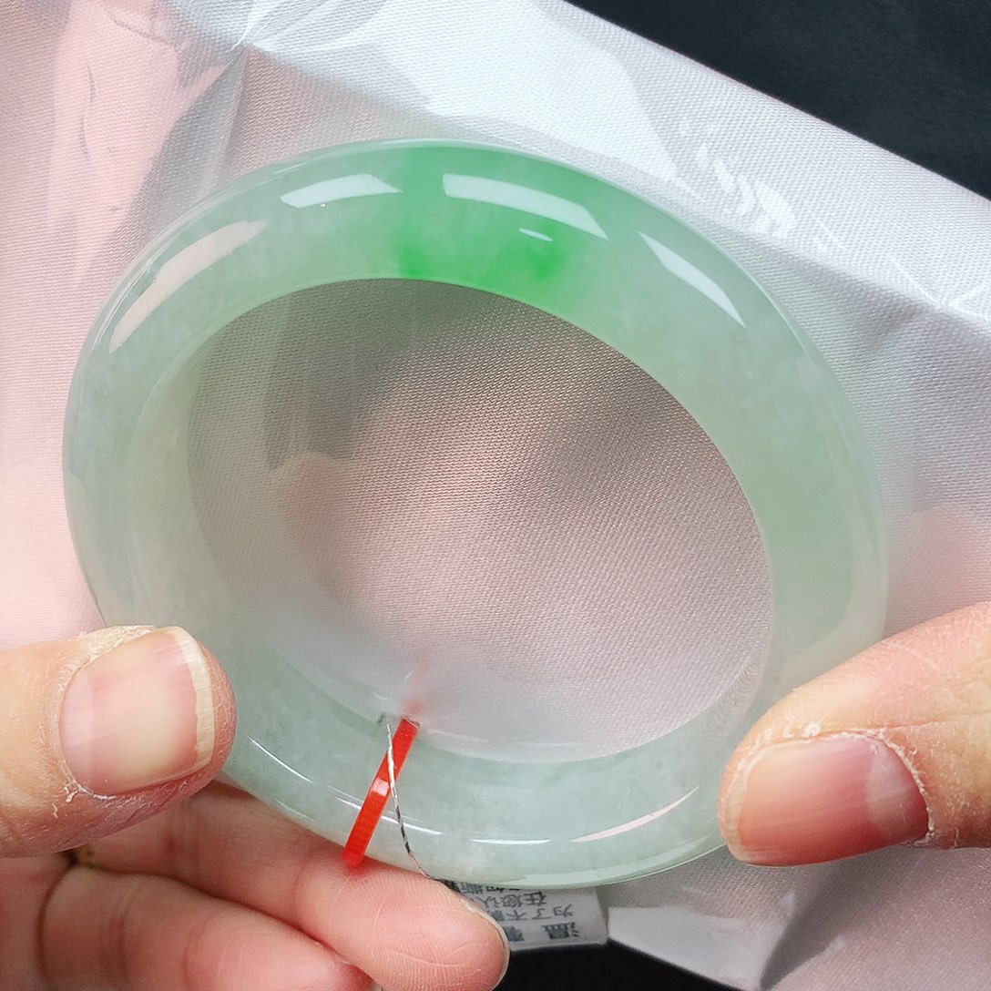 翡翠手镯未镶嵌54圈