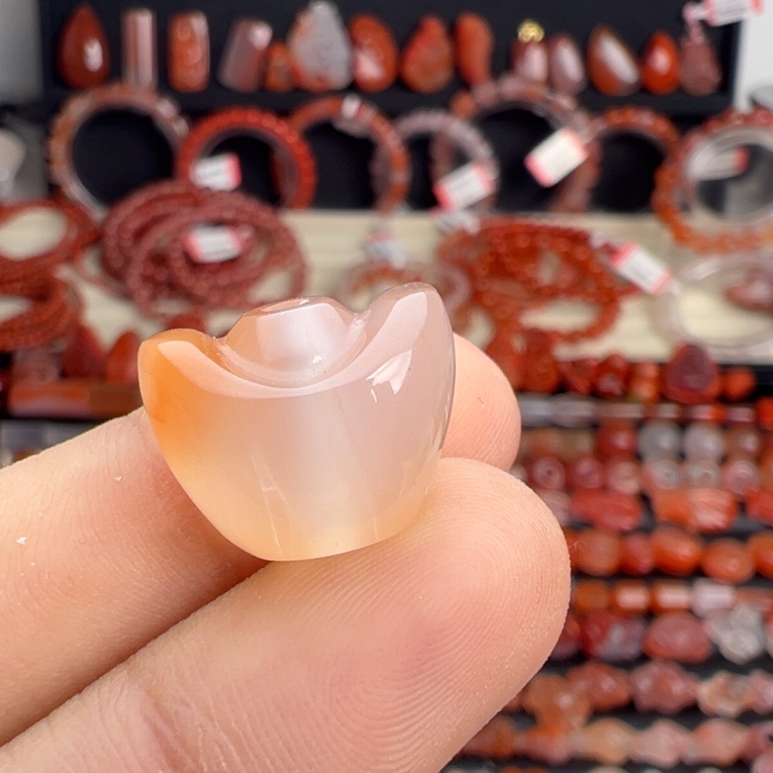 南红玛瑙未镶嵌颈饰元宝