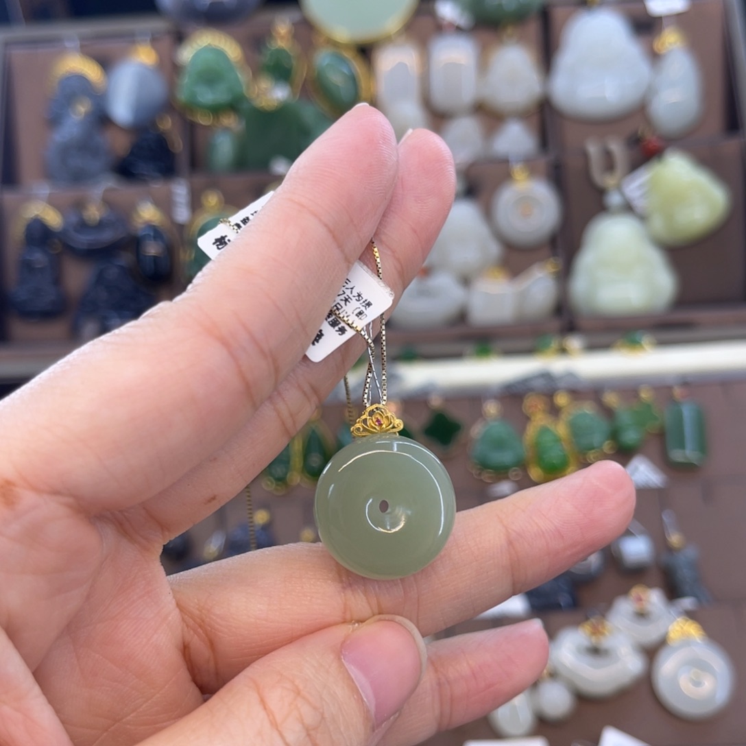 和田玉吊坠18K金镶嵌